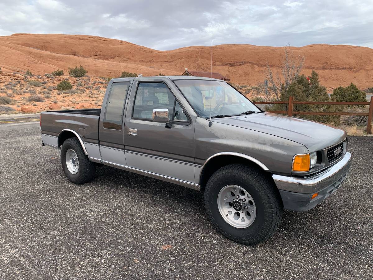Isuzu-pickup-1991-grey-11