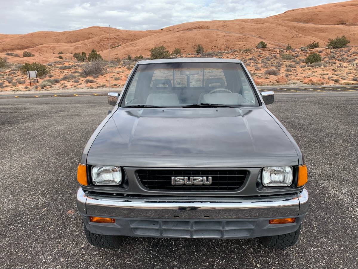 Isuzu-pickup-1991-grey-12