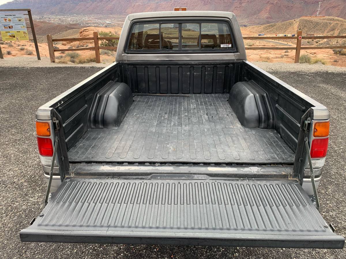 Isuzu-pickup-1991-grey-13