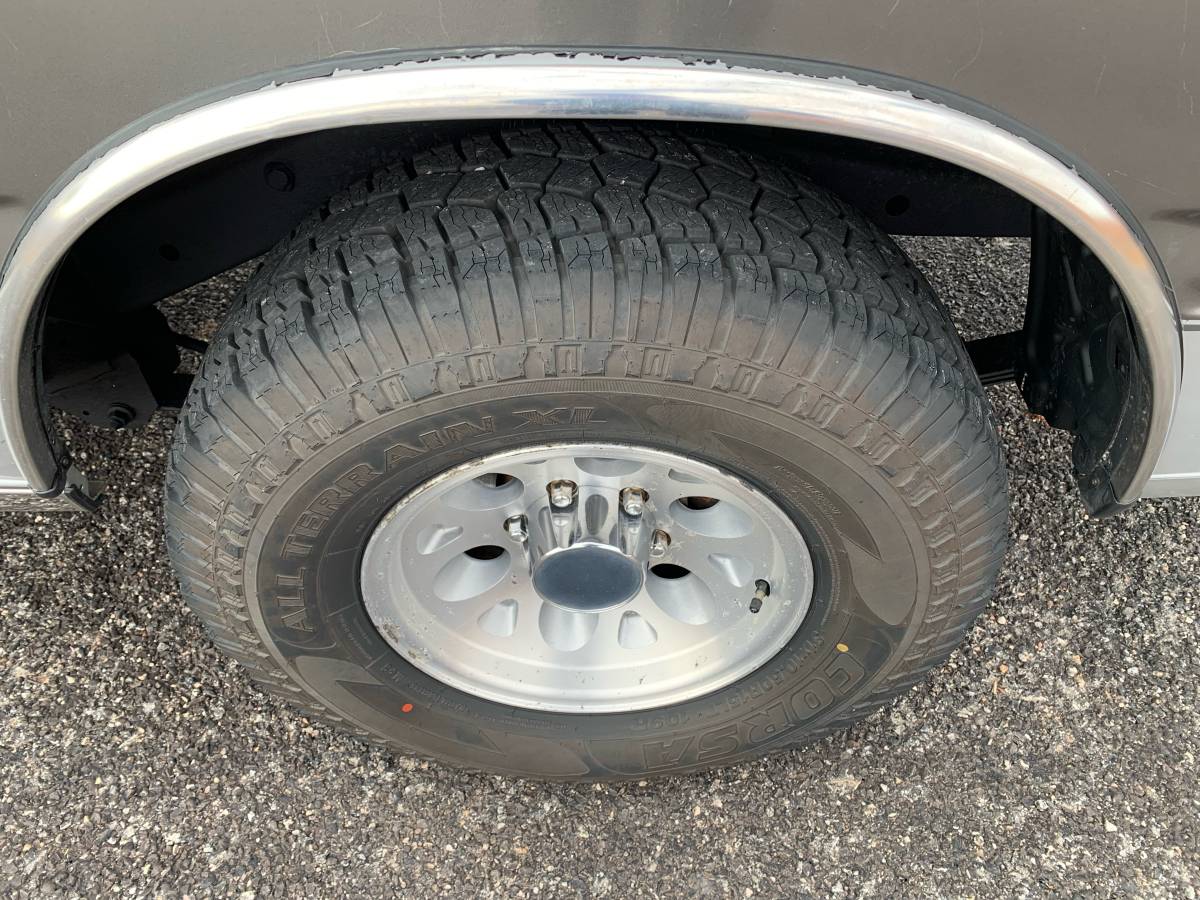 Isuzu-pickup-1991-grey-15