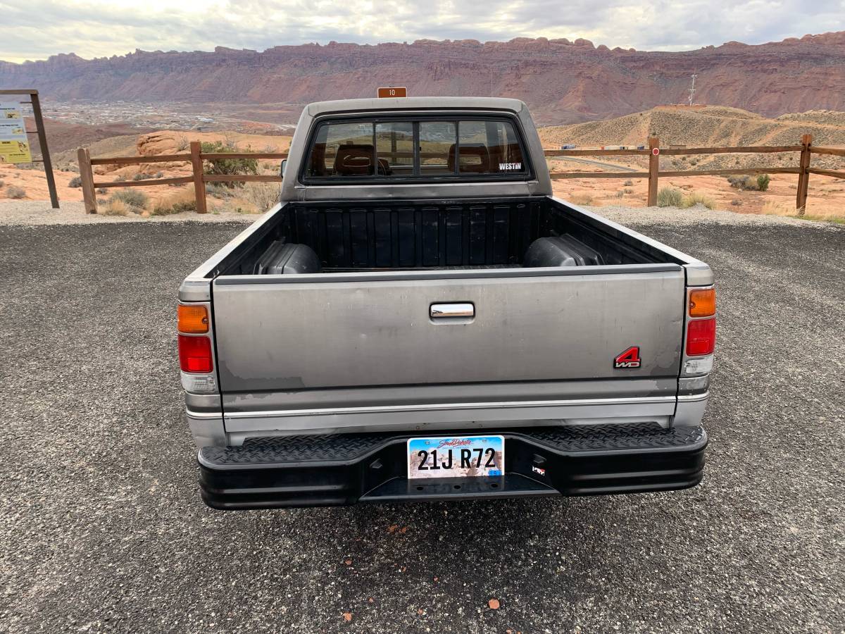 Isuzu-pickup-1991-grey-2