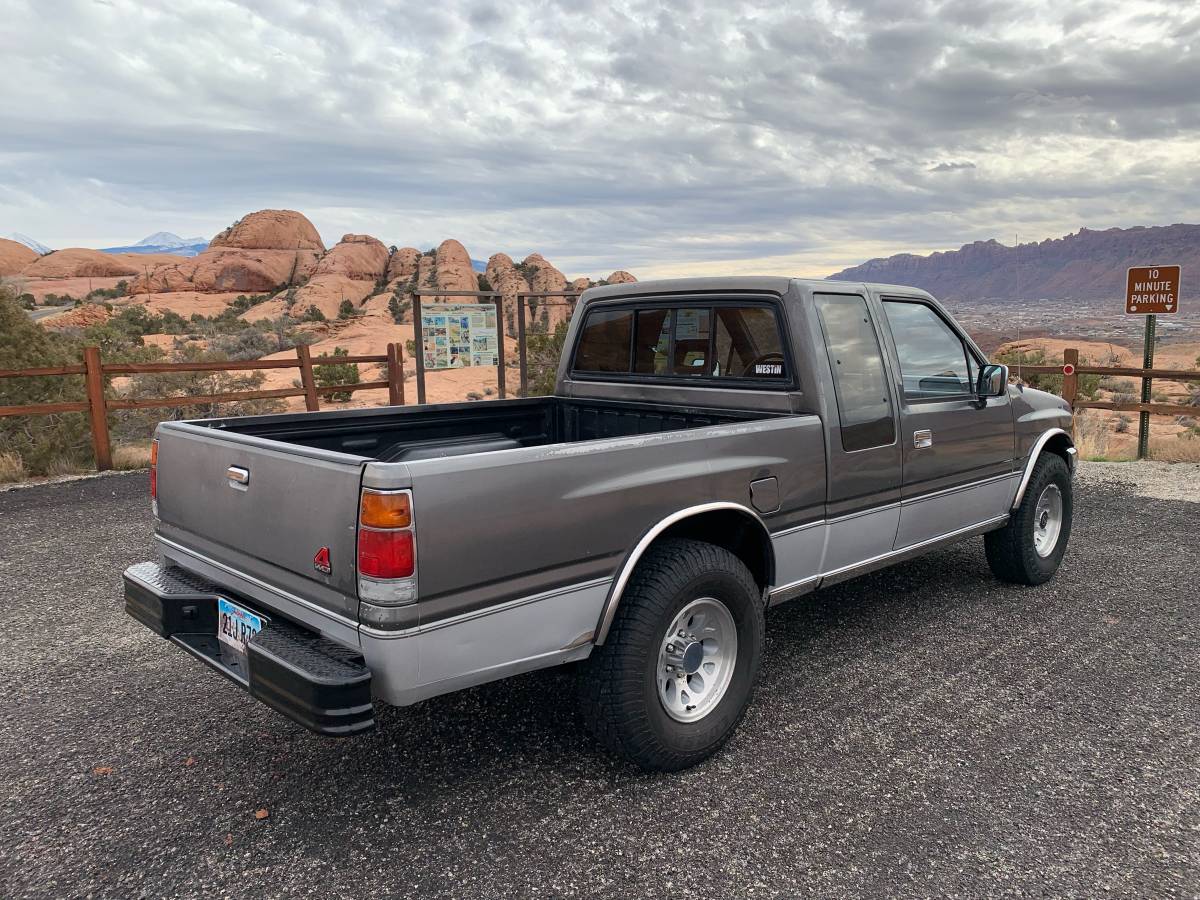 Isuzu-pickup-1991-grey-3