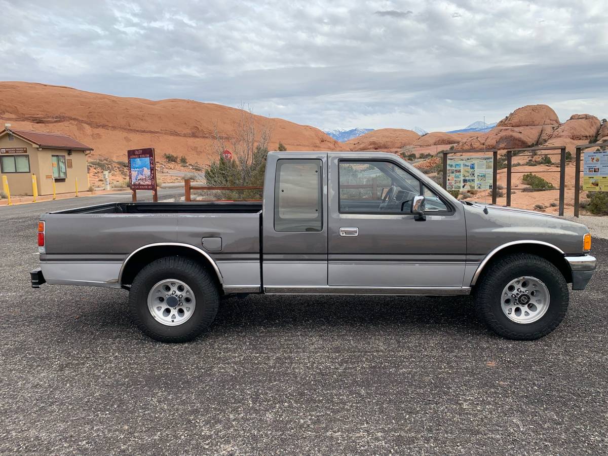 Isuzu-pickup-1991-grey-4