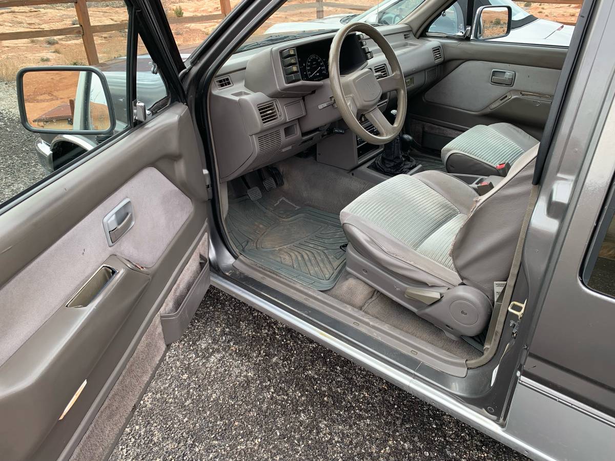 Isuzu-pickup-1991-grey-5