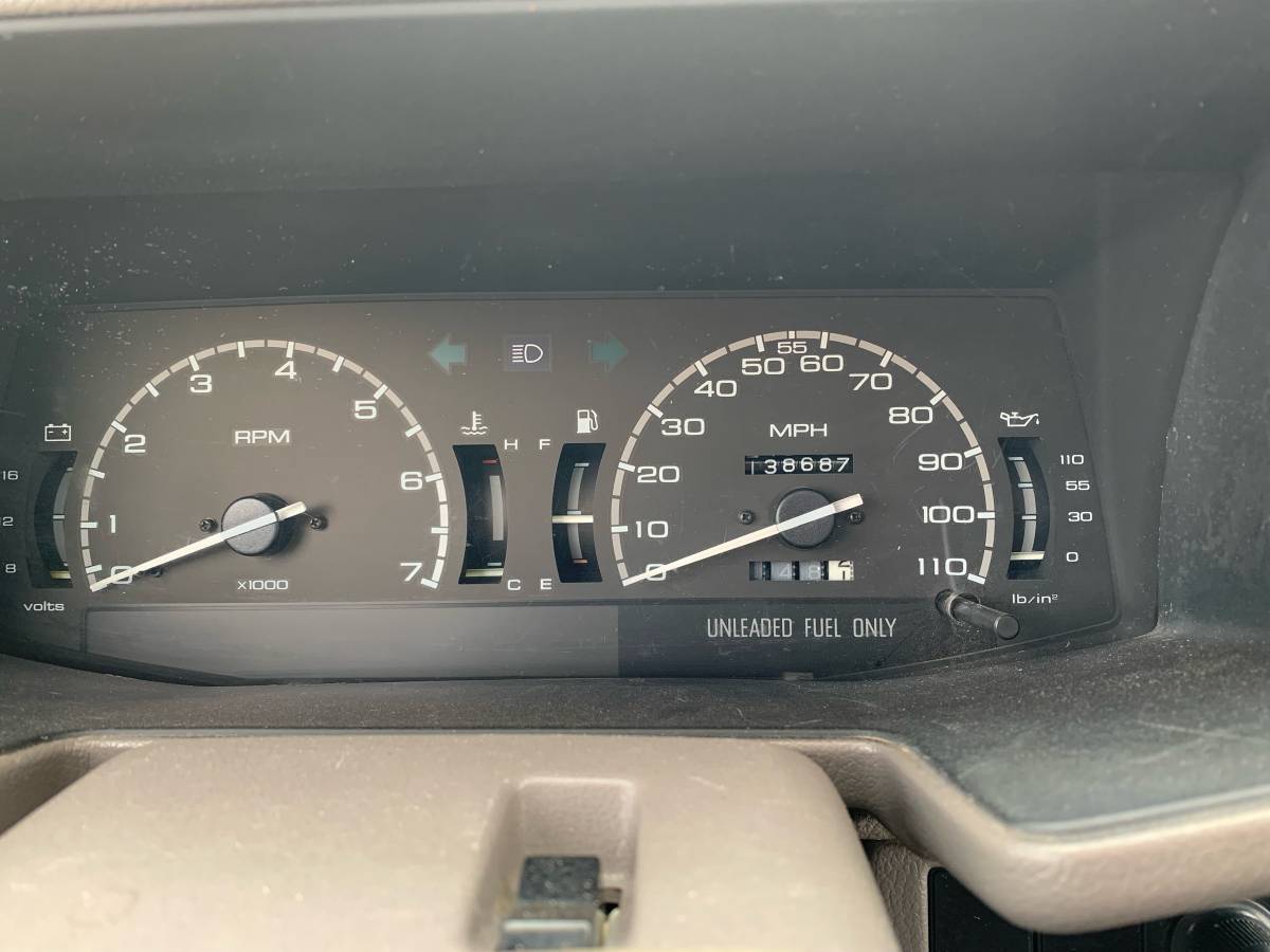 Isuzu-pickup-1991-grey-8