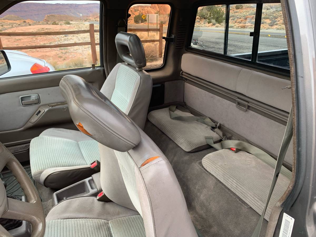 Isuzu-pickup-1991-grey-9