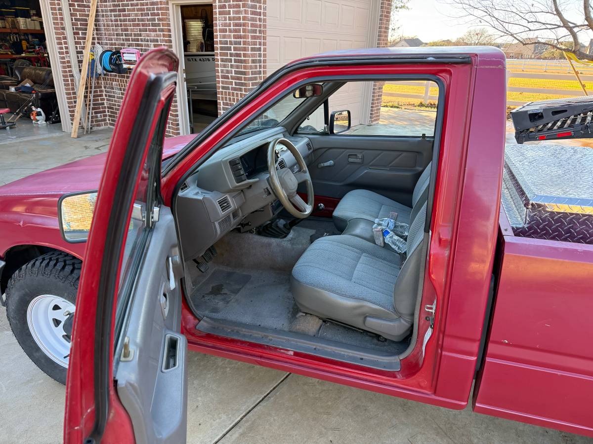 Isuzu-pickup-1993-red-3