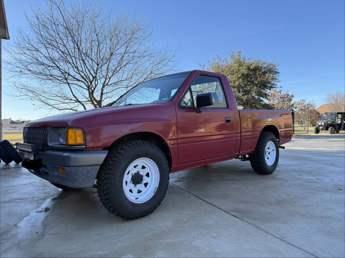 Isuzu-pickup-1993-red