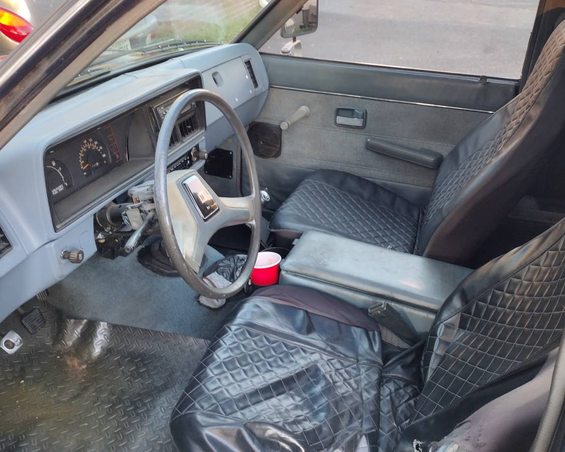 Isuzu-pup-1986-blue-9