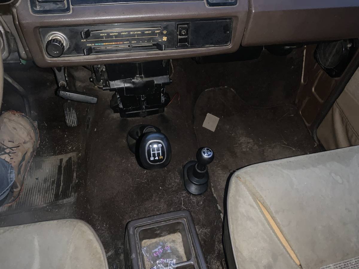 Isuzu-trooper-1986-brown-19