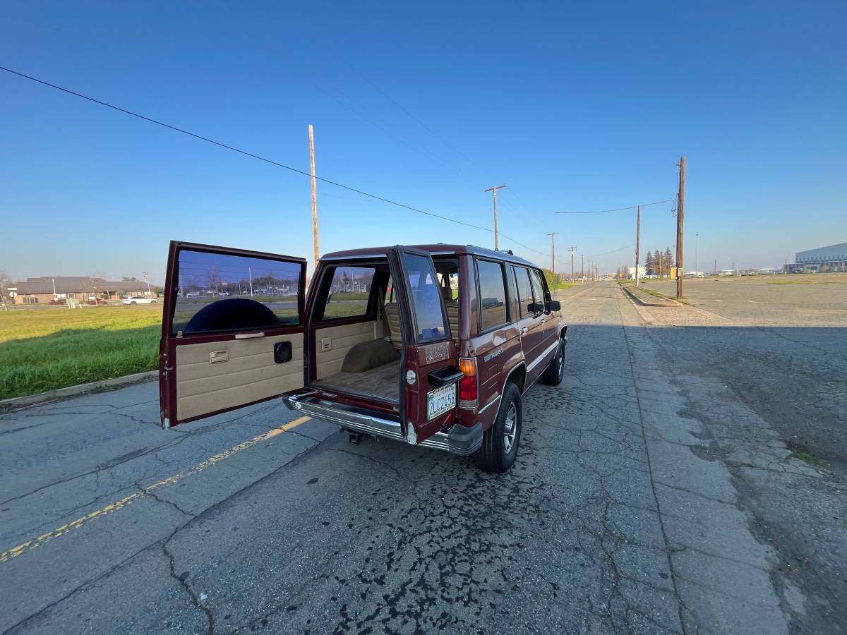 Isuzu-trooper-1988-13