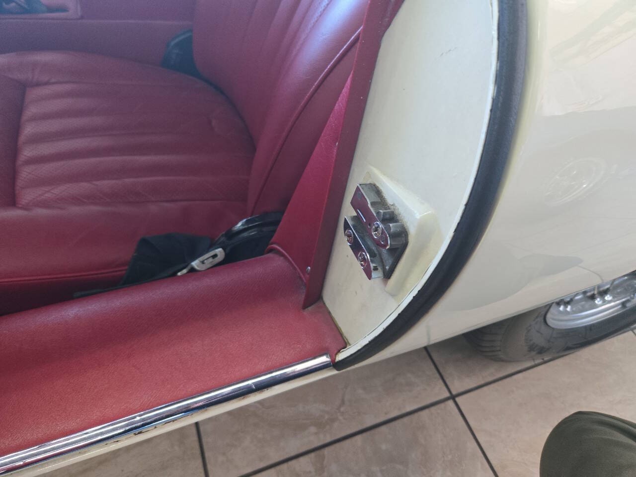 Jaguar-E-Type-1964-Coupe-14