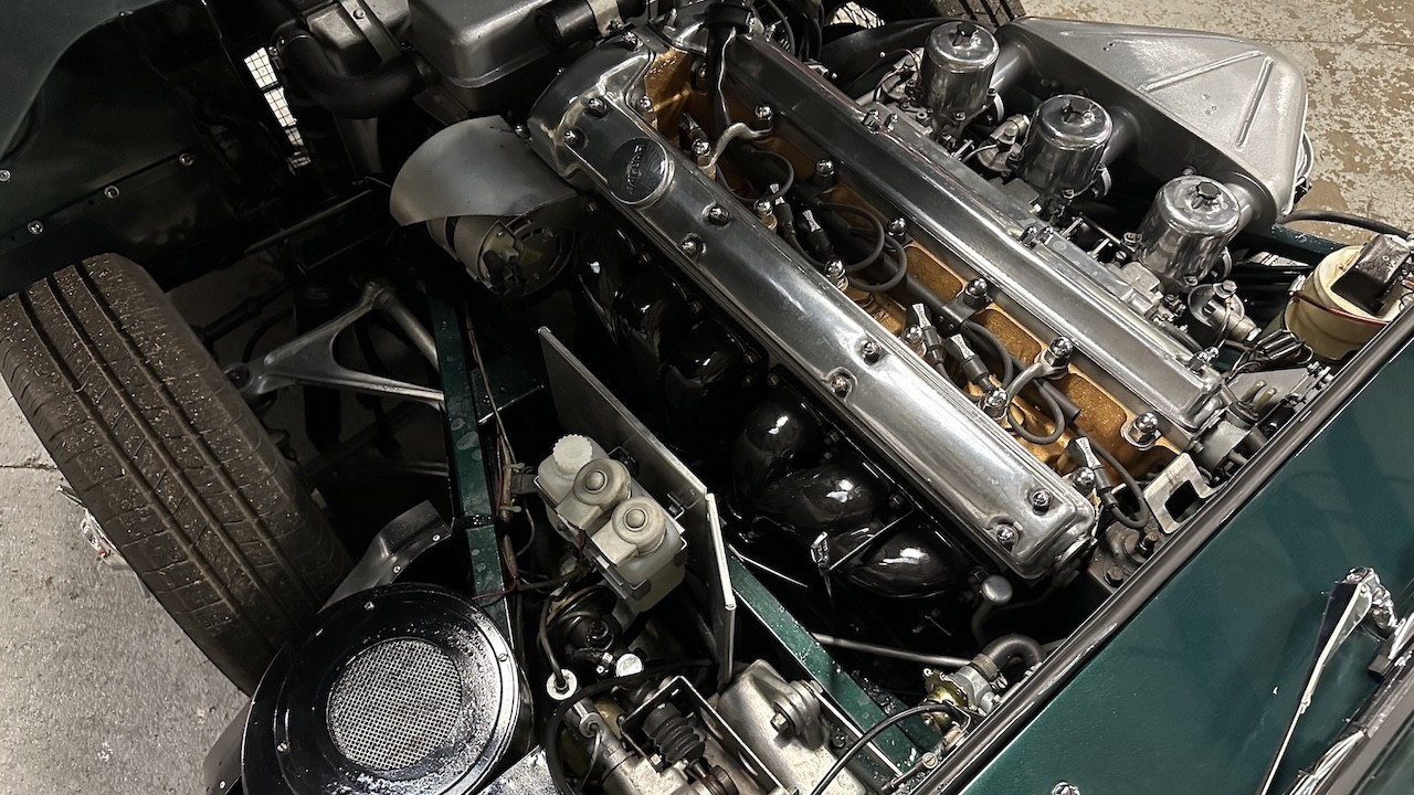 Jaguar-E-Type-1965-COUPE-1