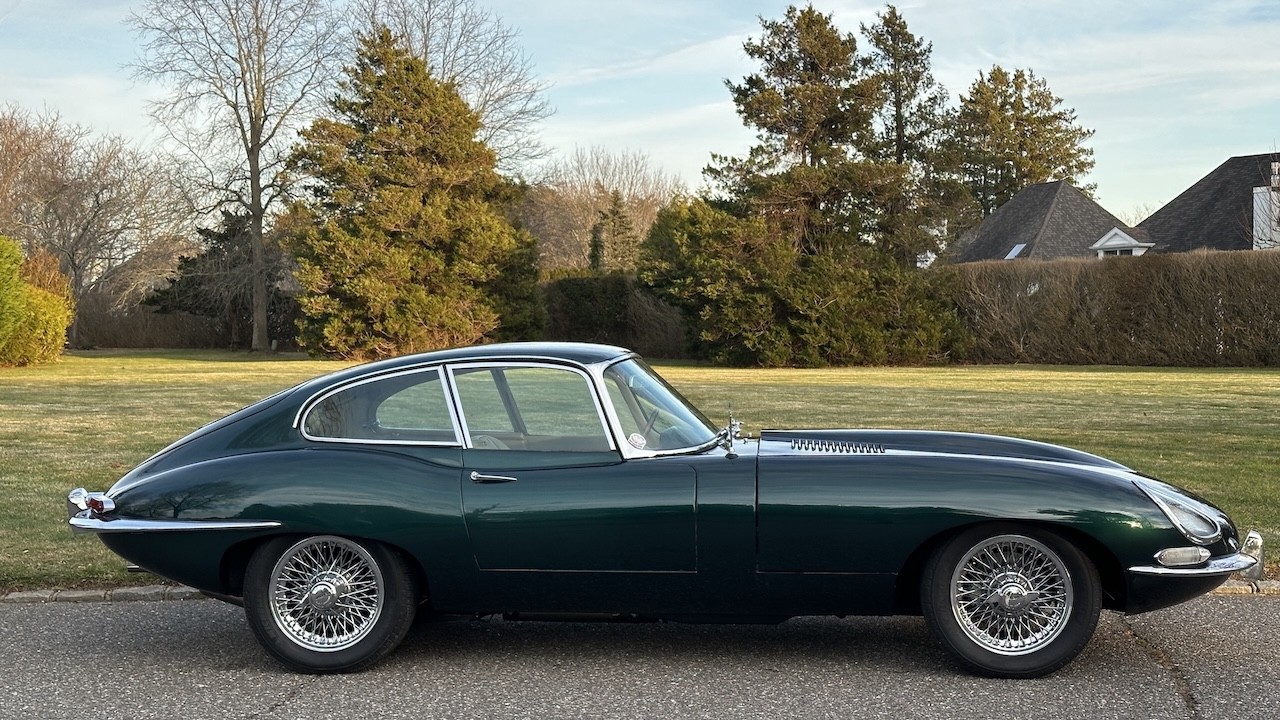 Jaguar-E-Type-1965-COUPE-11
