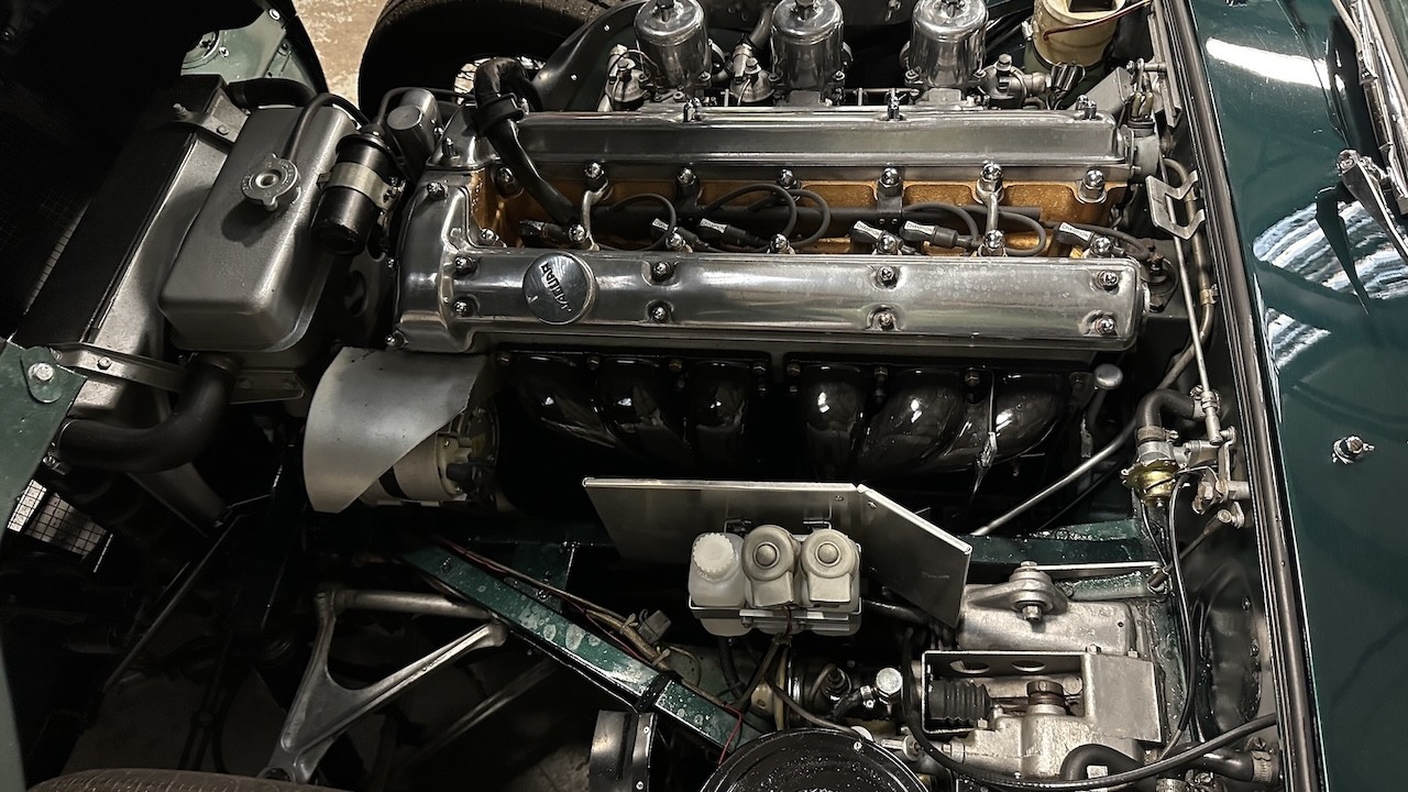 Jaguar-E-Type-1965-COUPE-2