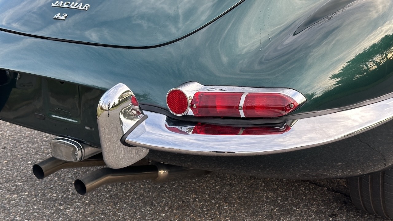 Jaguar-E-Type-1965-COUPE-21