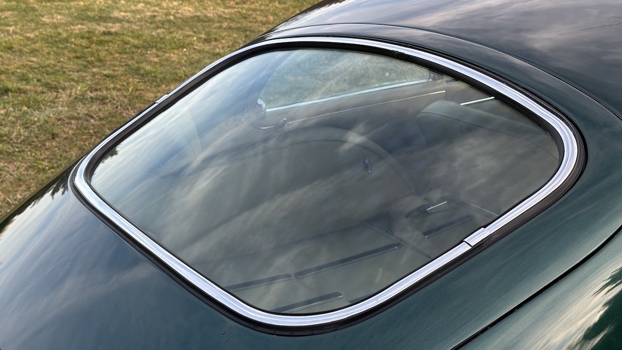 Jaguar-E-Type-1965-COUPE-24