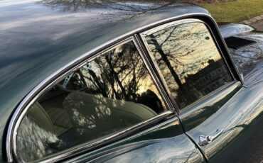 Jaguar-E-Type-1965-COUPE-25