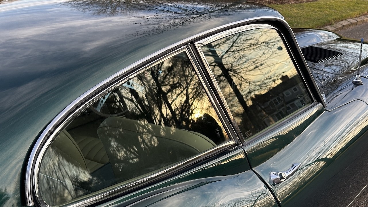 Jaguar-E-Type-1965-COUPE-25