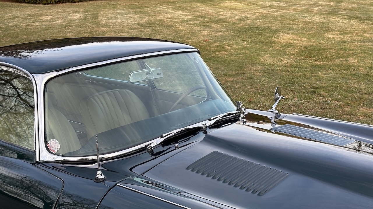 Jaguar-E-Type-1965-COUPE-37