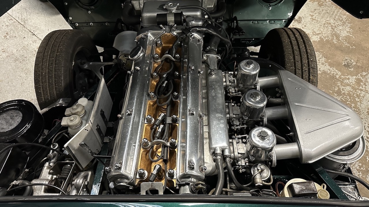 Jaguar-E-Type-1965-COUPE-6