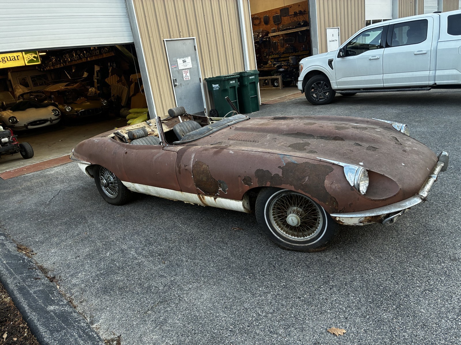 Jaguar-E-Type-1968-Convertible-3