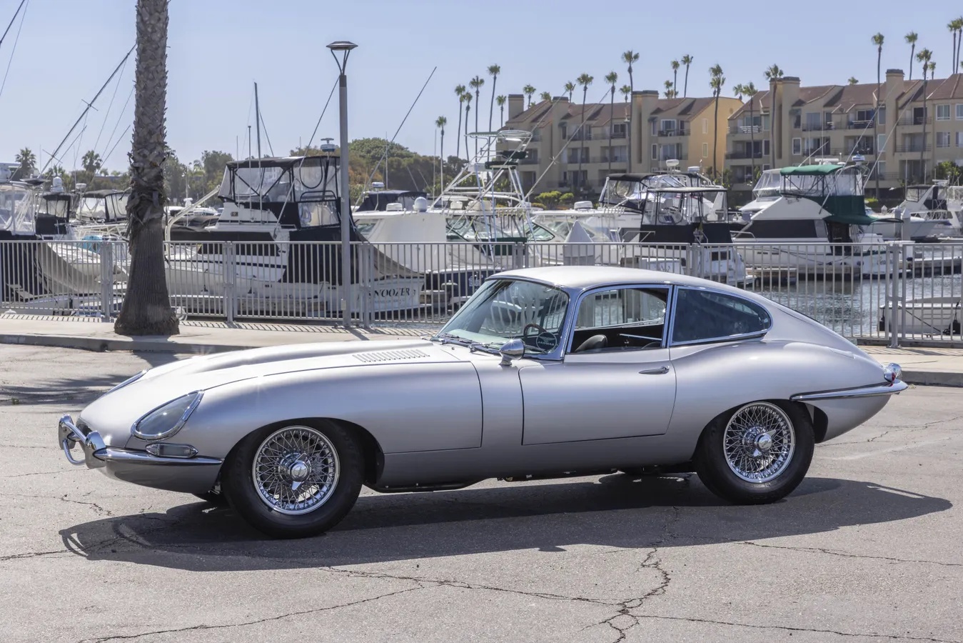 Jaguar-E-type-xke-1962-Silver-Black-10