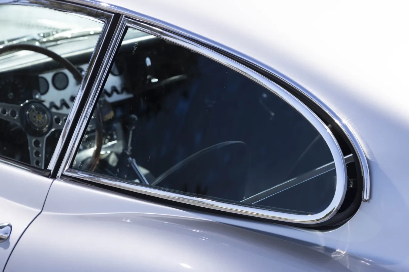 Jaguar-E-type-xke-1962-Silver-Black-13