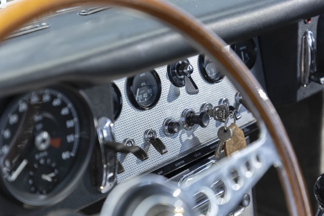 Jaguar-E-type-xke-1962-Silver-Black-15