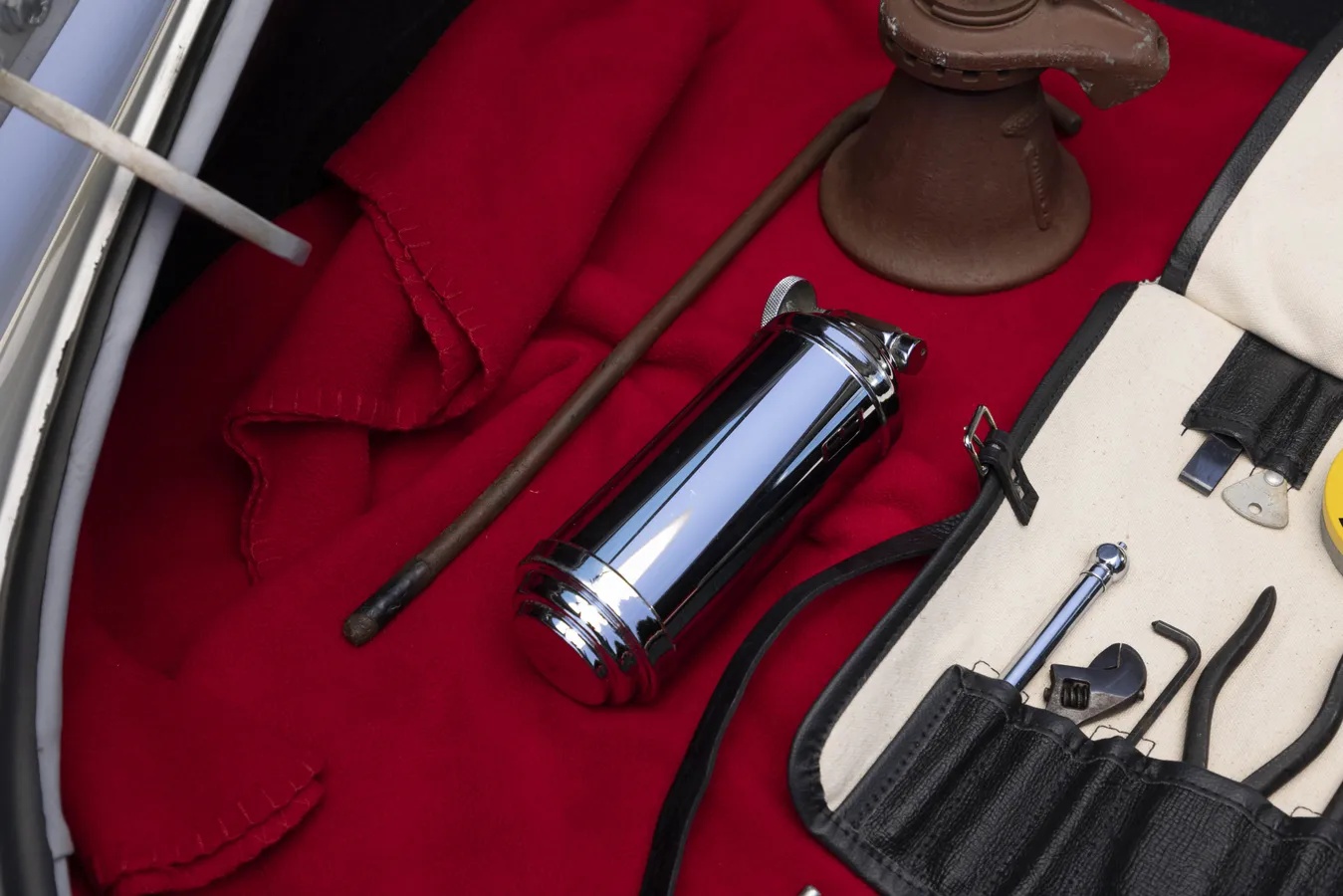 Jaguar-E-type-xke-1962-Silver-Black-16