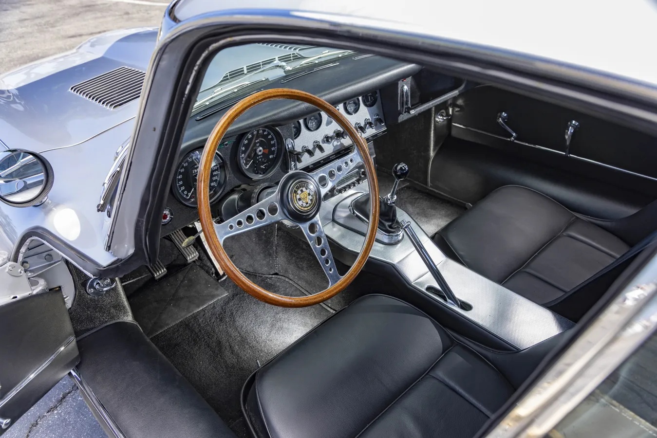 Jaguar-E-type-xke-1962-Silver-Black-17