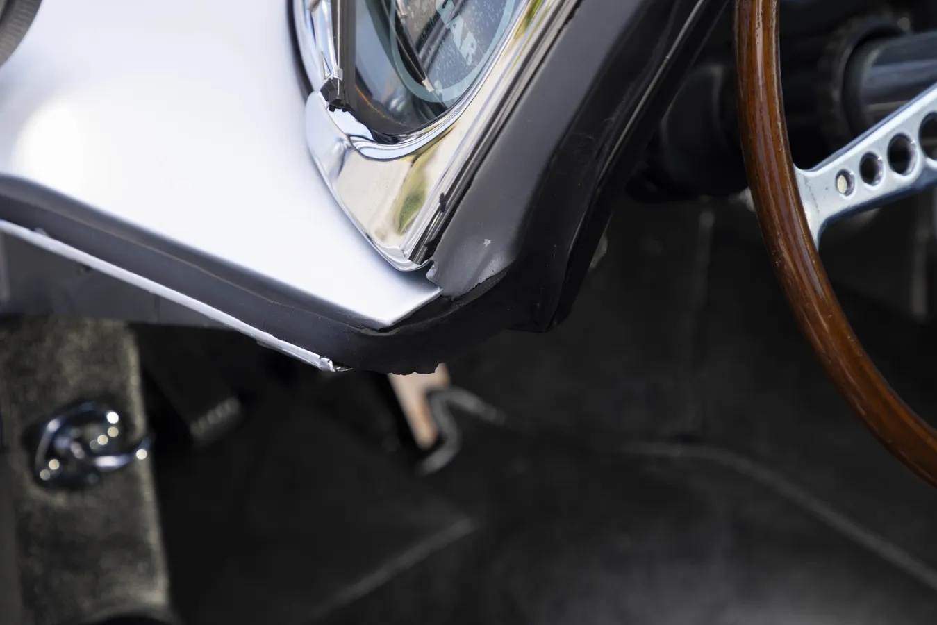 Jaguar-E-type-xke-1962-Silver-Black-19