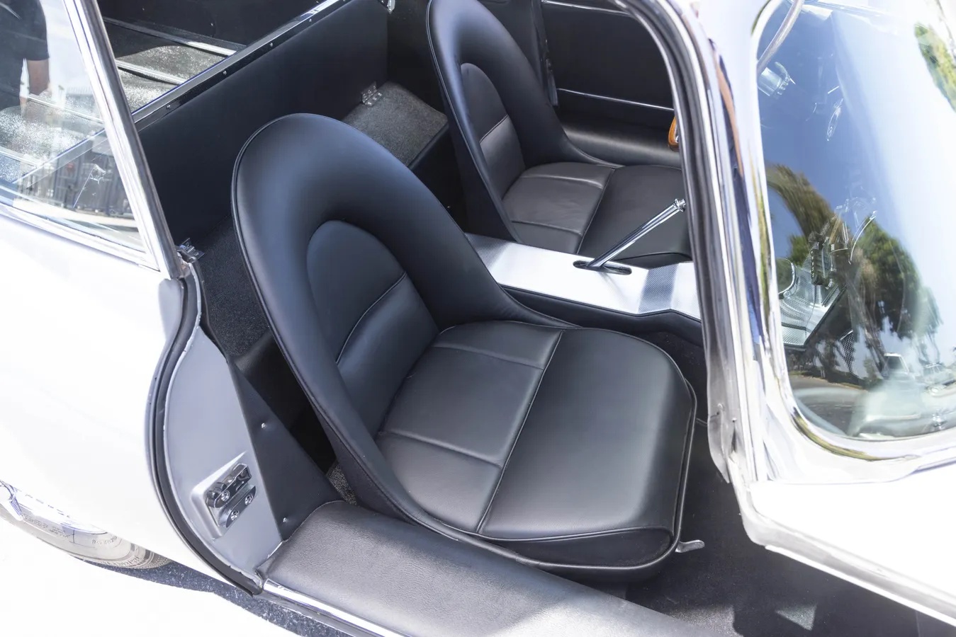 Jaguar-E-type-xke-1962-Silver-Black-3