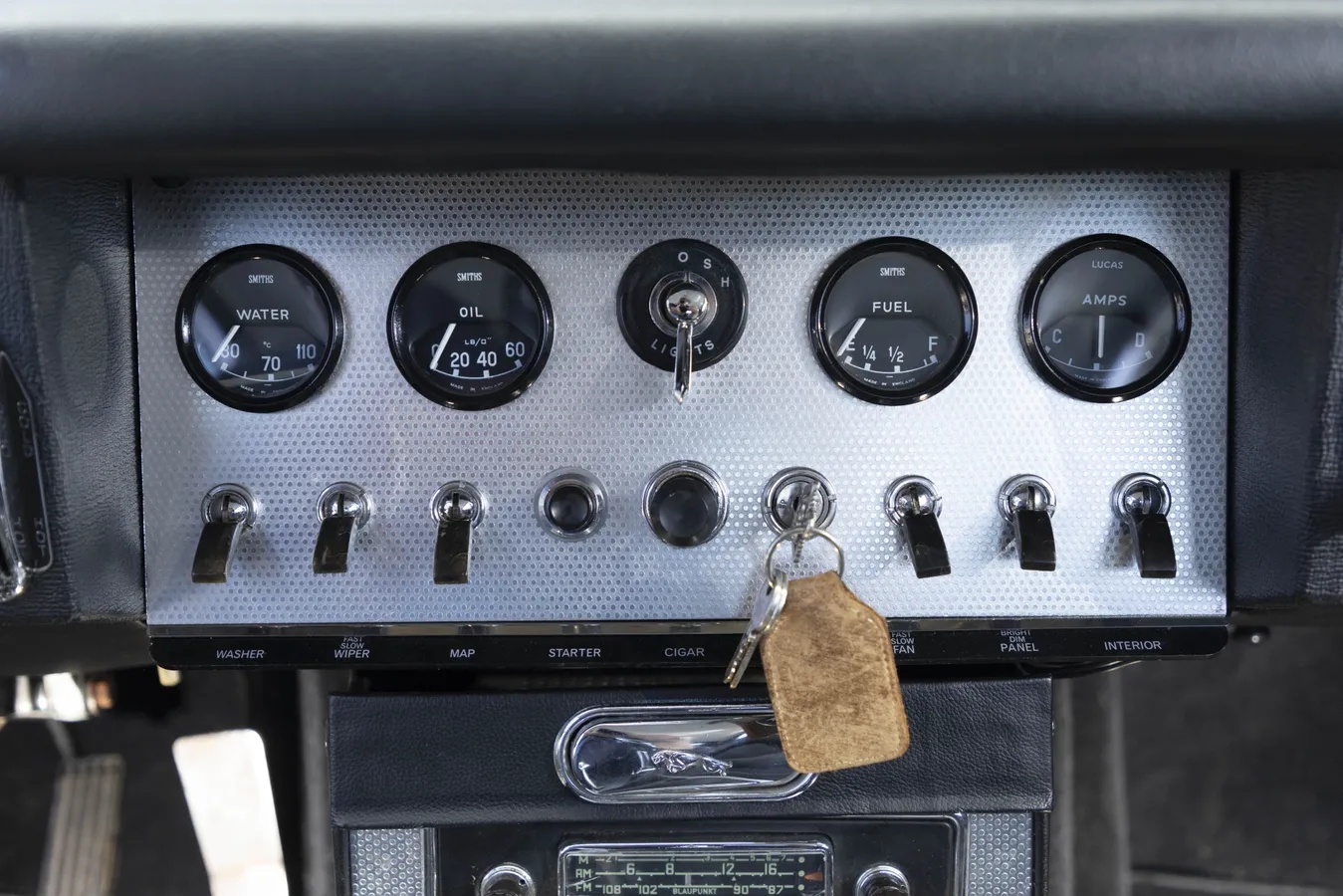 Jaguar-E-type-xke-1962-Silver-Black-4