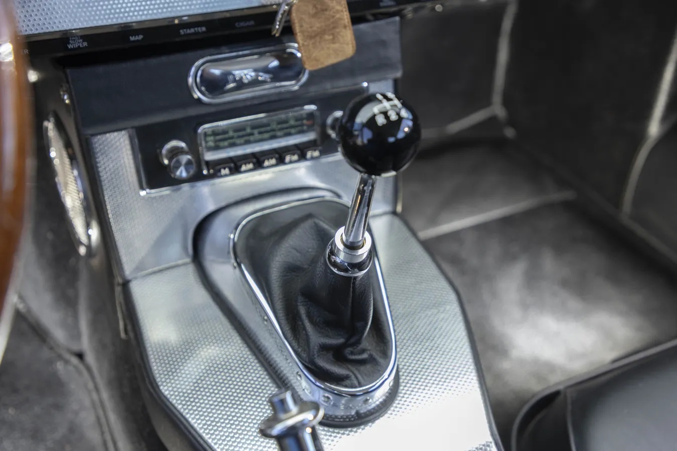 Jaguar-E-type-xke-1962-Silver-Black-5