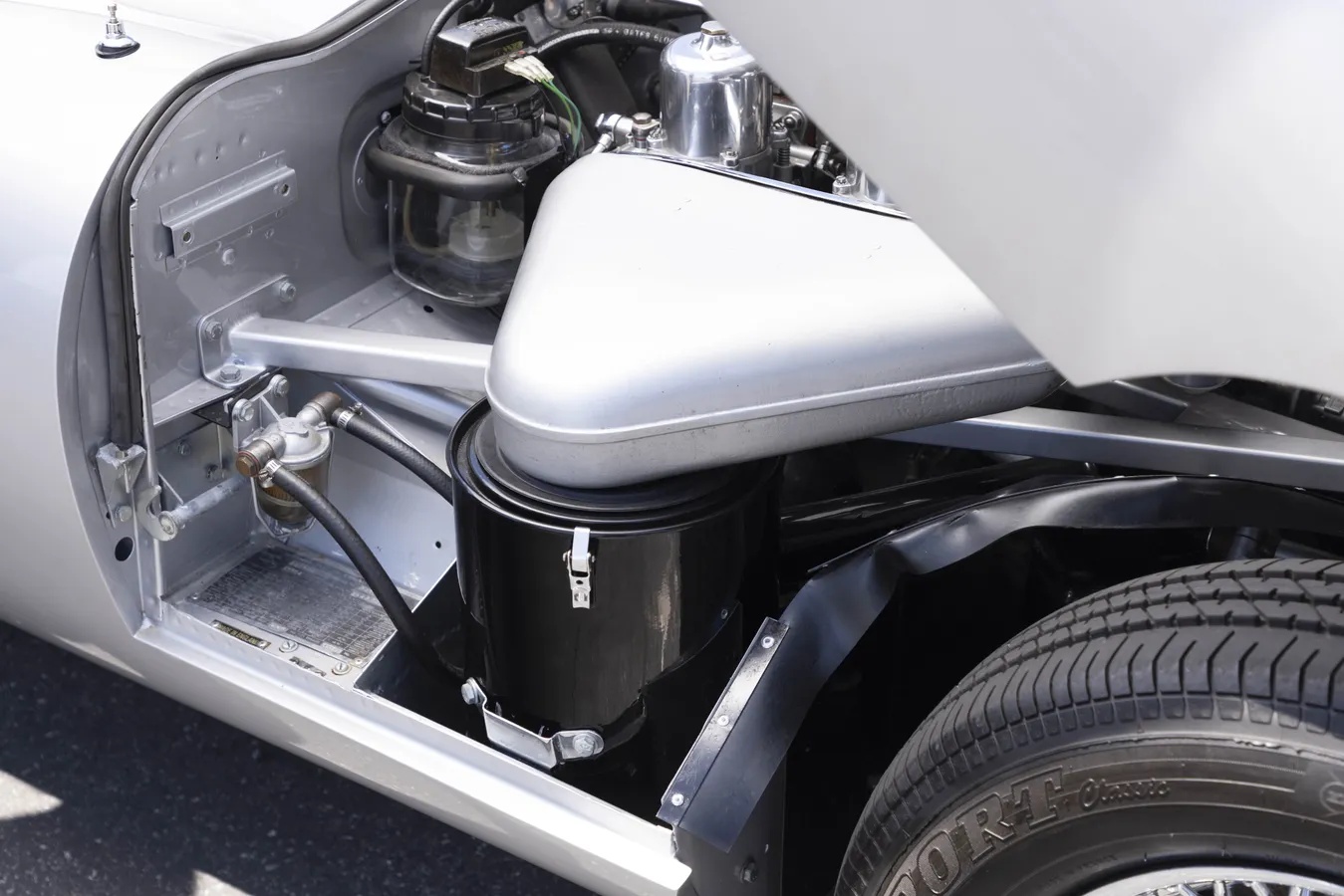 Jaguar-E-type-xke-1962-Silver-Black-6