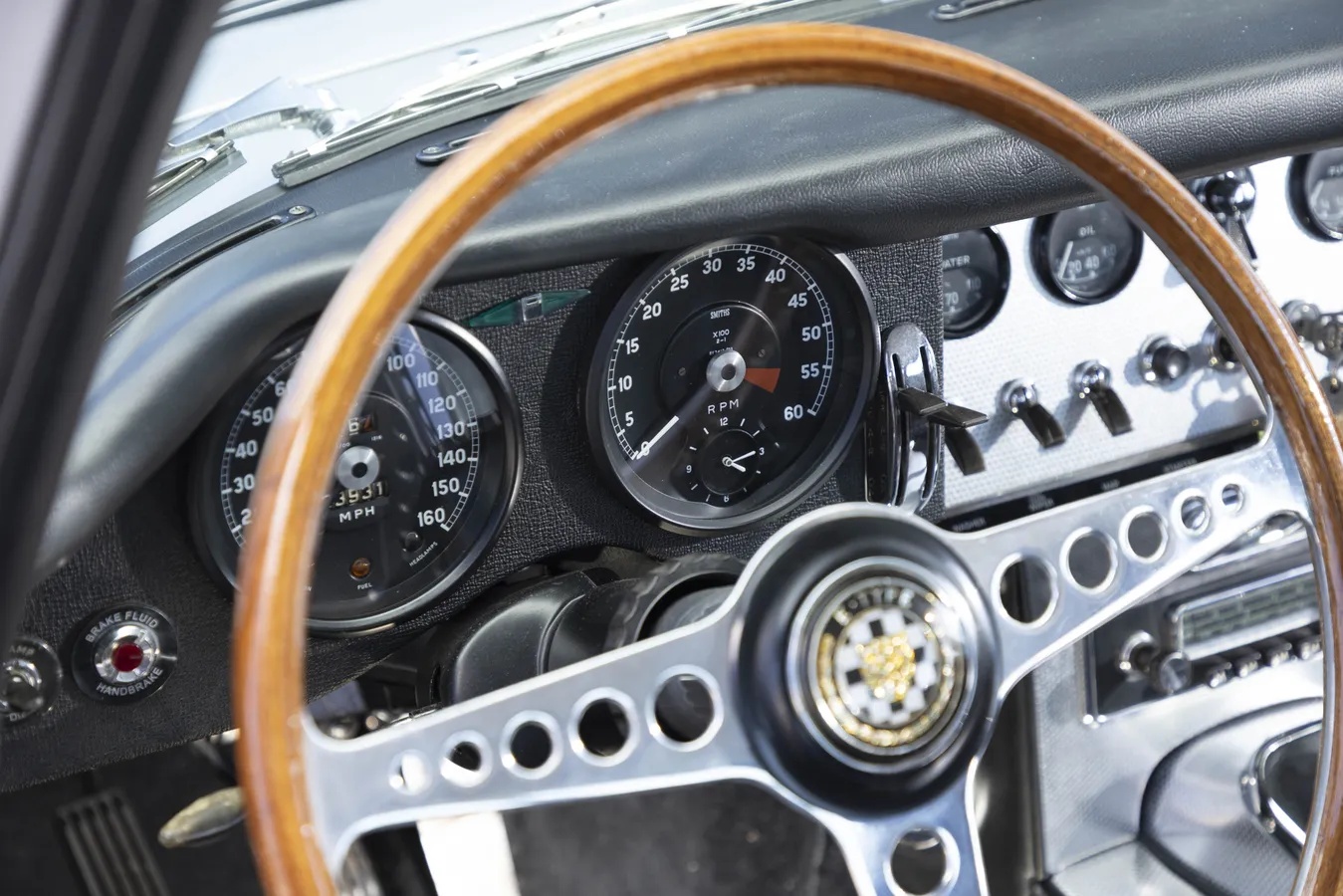 Jaguar-E-type-xke-1962-Silver-Black-9