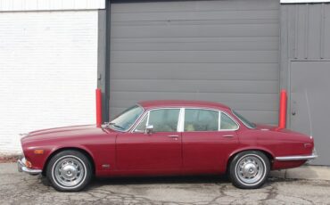 Jaguar-XJ6-1972-Sedan-10