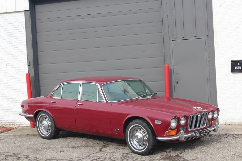 Jaguar-XJ6-1972-Sedan-11