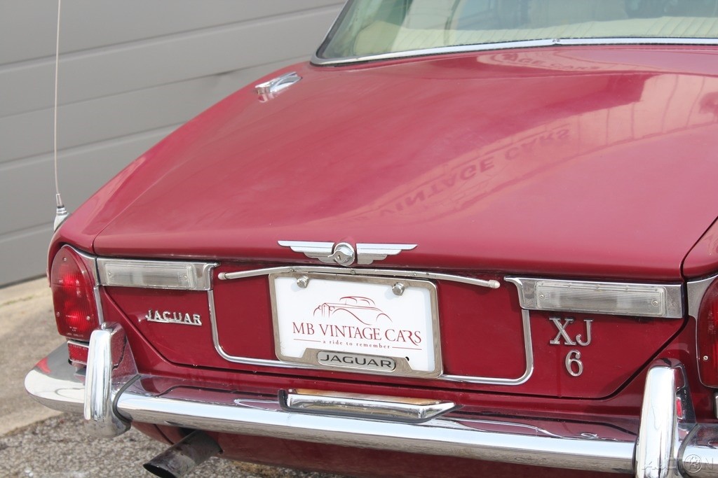 Jaguar-XJ6-1972-Sedan-13