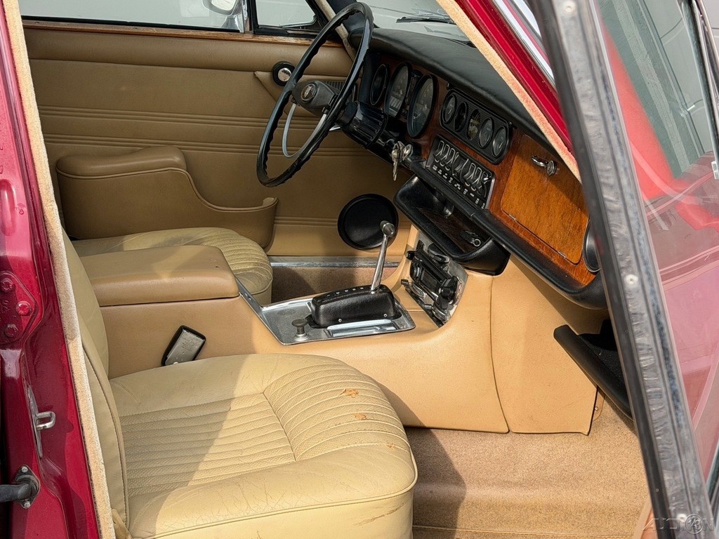 Jaguar-XJ6-1972-Sedan-17