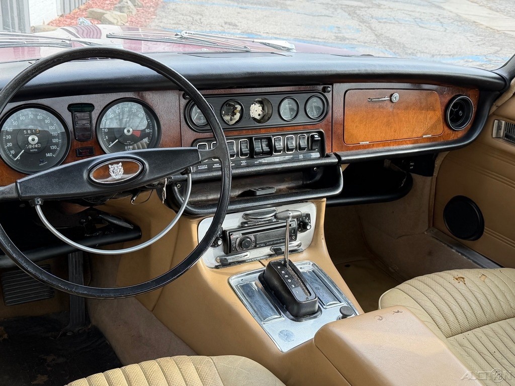 Jaguar-XJ6-1972-Sedan-19