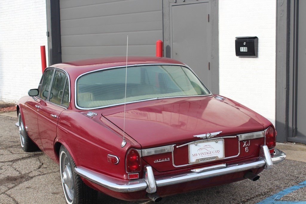 Jaguar-XJ6-1972-Sedan-2