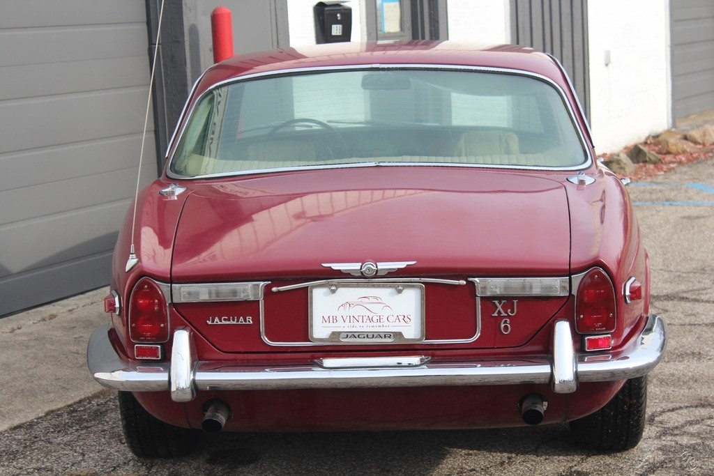 Jaguar-XJ6-1972-Sedan-7