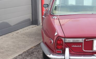 Jaguar-XJ6-1972-Sedan-9