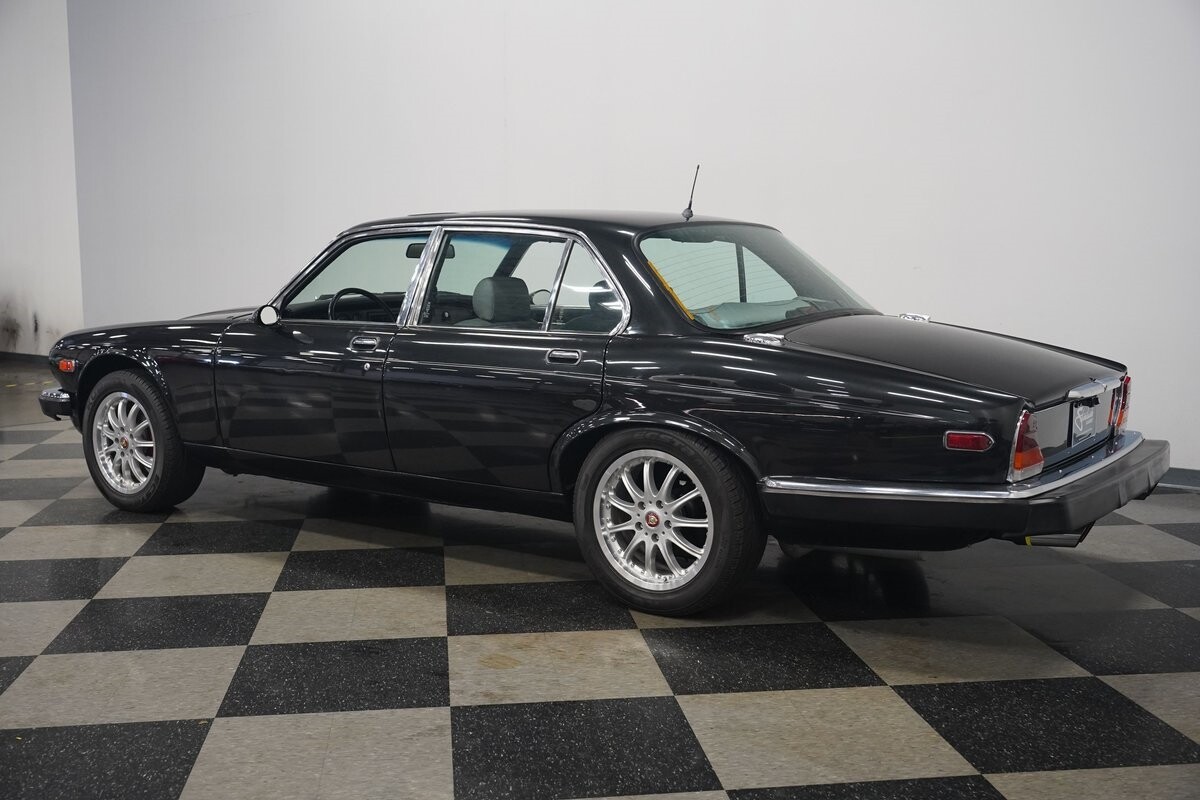 Jaguar-XJ6-1983-Sedan-10