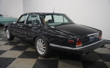 Jaguar-XJ6-1983-Sedan-11