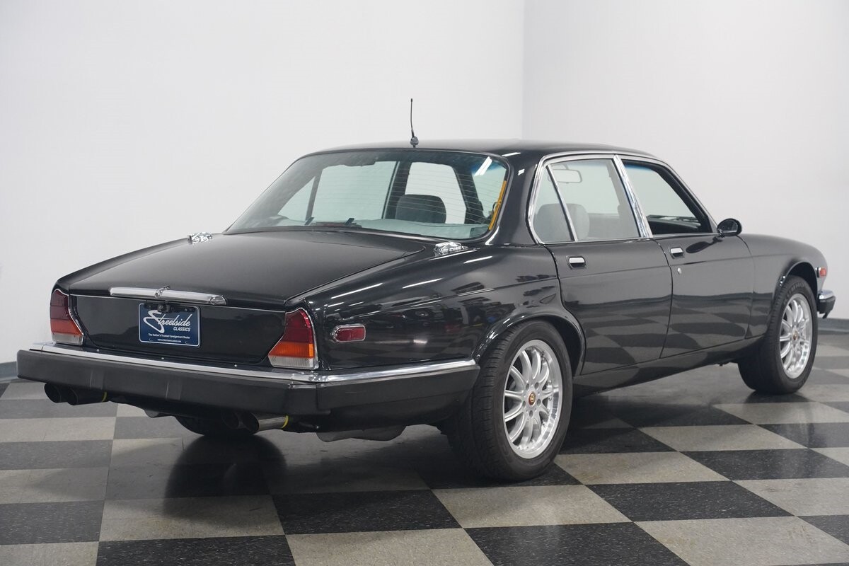 Jaguar-XJ6-1983-Sedan-14