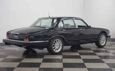 Jaguar-XJ6-1983-Sedan-15