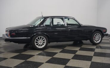 Jaguar-XJ6-1983-Sedan-16